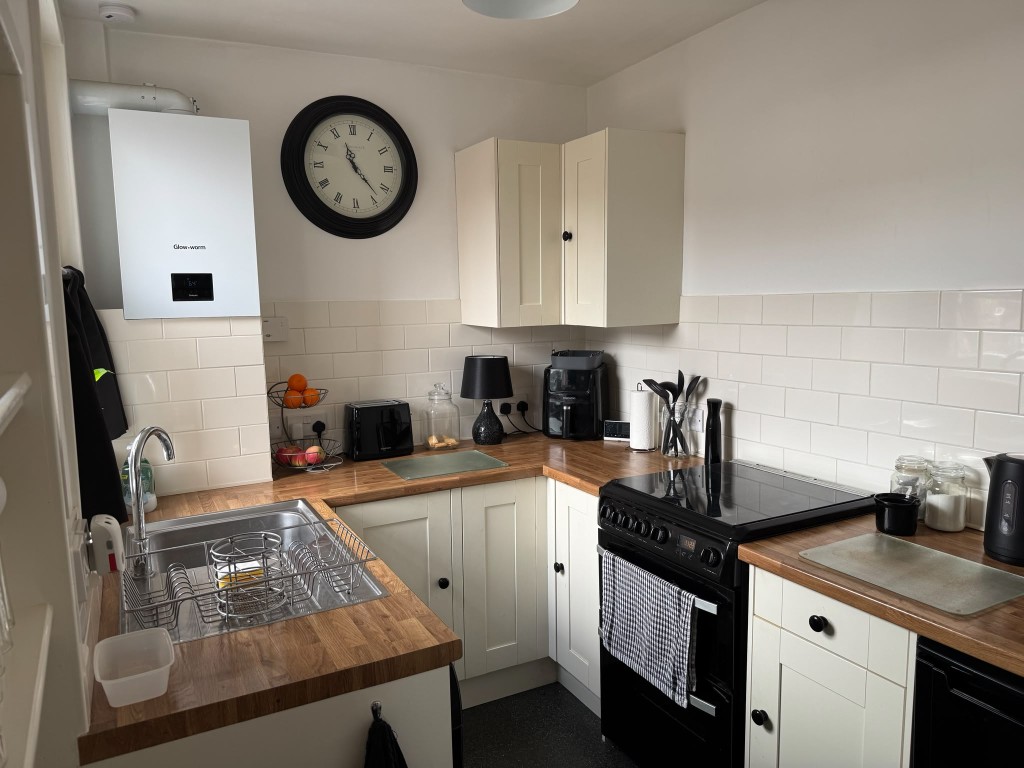 Lot: 158 - TWO-BEDROOM END-TERRACE HOUSE FOR INVESTMENT - Kitchen with fitted units